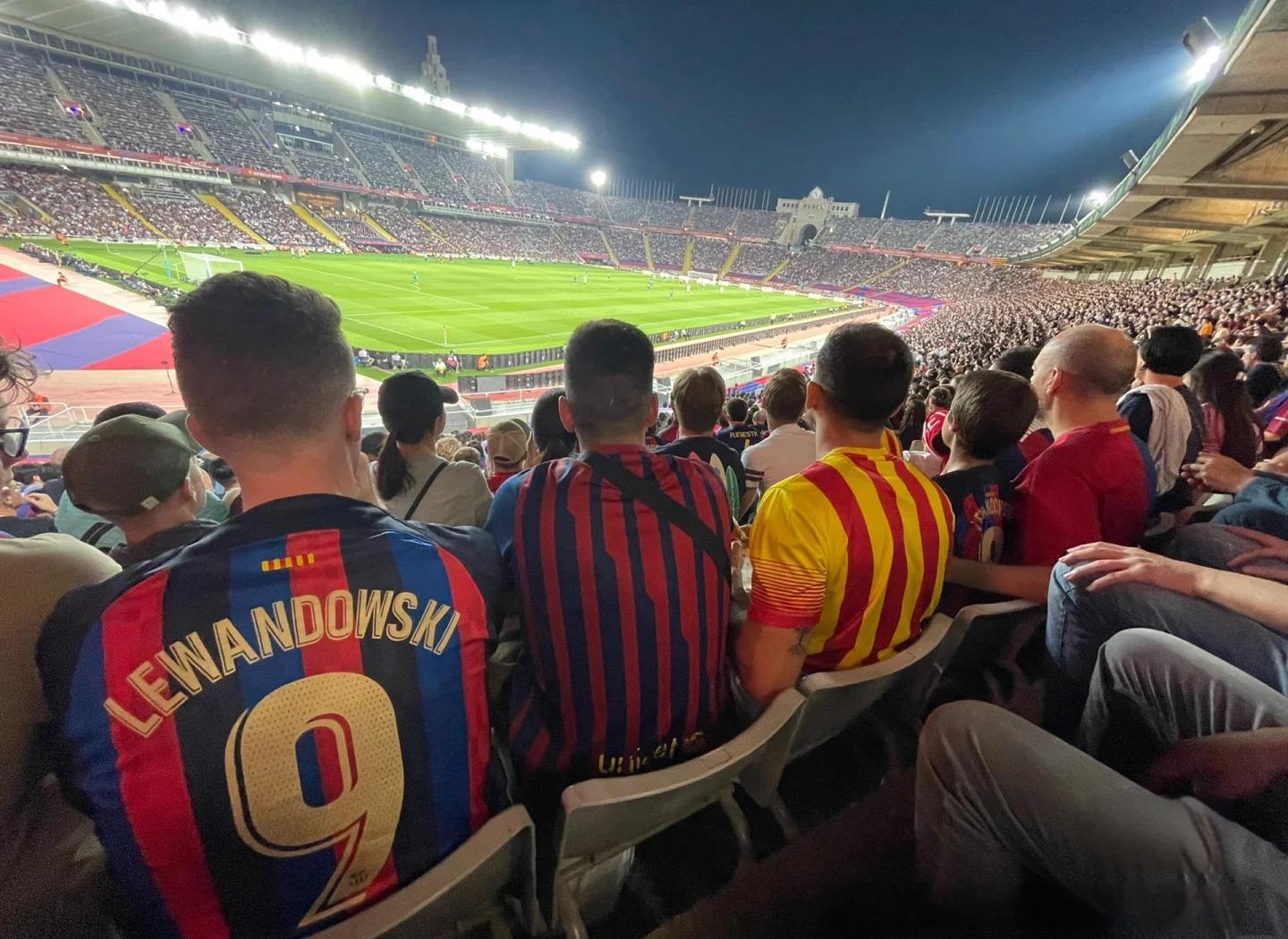 西亚卡姆意外战胜巴塞罗那，反败为胜引爆全场！热度持续攀升(西亚卡姆现状)-爱游戏导航中心