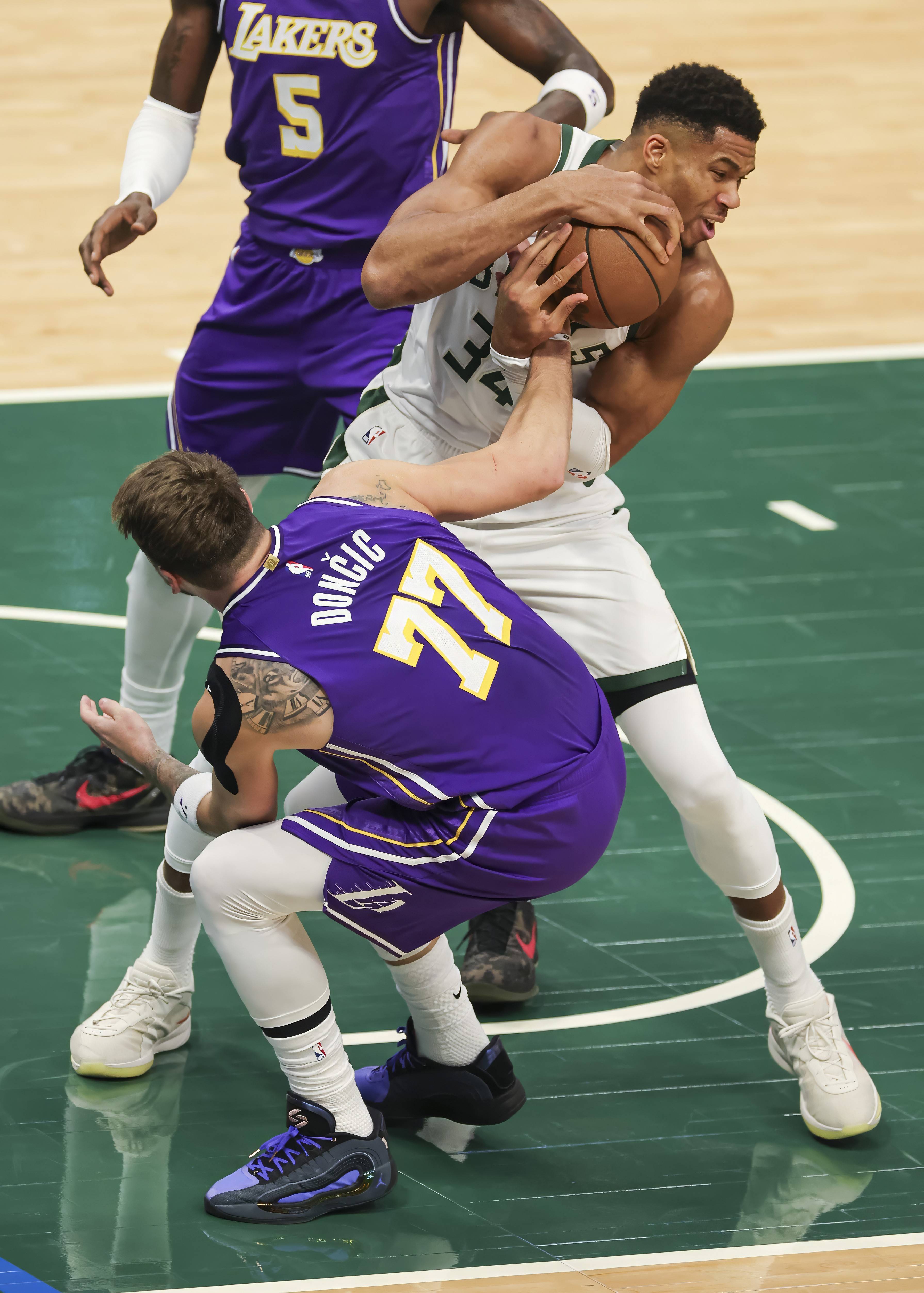 今晚NBA常规赛传出新动向；密尔沃基雄鹿遗憾出局；管理层表态——底气十足；临场指挥获称赞的简单介绍-爱游戏