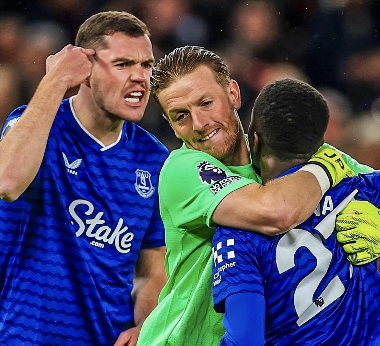 集结日英超传出新动向，莱比锡防线松动，管理层表态——球迷炸锅，资深球员宣示担当的简单介绍-爱游戏首页入口